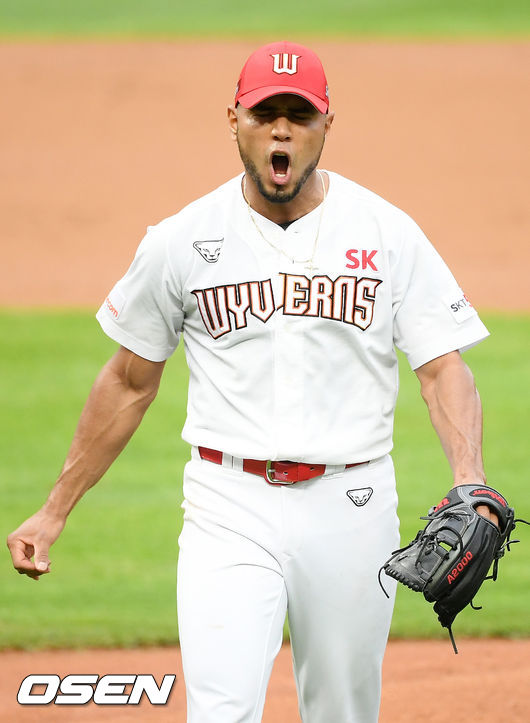 SK 선발 핀토가 포효하며 덕아웃으로 향하고 있다. / rumi@osen.co.kr