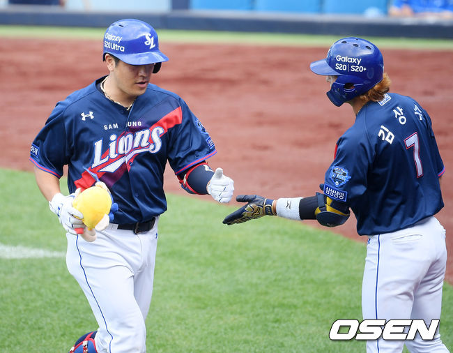 강민호(왼쪽)-김상수 / rumi@osen.co.kr