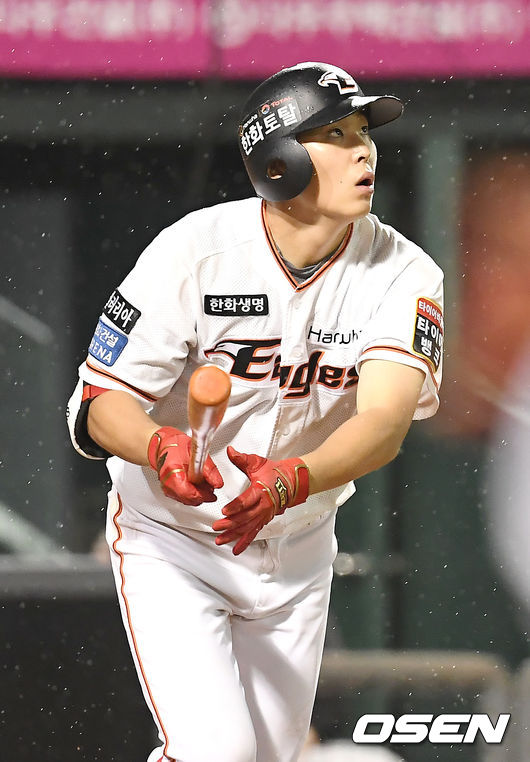 한화 정은원이 동점 적시타를 때려내고 있다. /youngrae@osen.co.kr