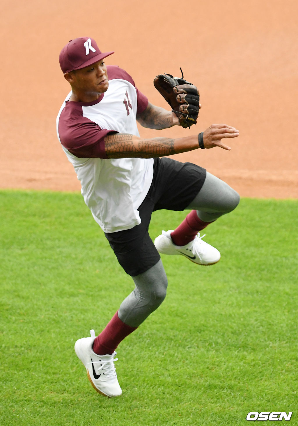 28일 오후 서울 잠실구장에서 '2020 신한은행 SOL KBO리그' 두산 베어스와 키움 히어로즈의 경기가 열릴 예정인 가운데 경기 전 그라운드 훈련이 진행됐다.키움 히어로즈 새 외국인타자 애디슨 러셀이 그라운드 위에서 수비 훈련을 하고 있다./ rumi@osen.co.kr