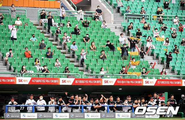 2회초 1사 2루 상황 LG 라모스의 선제 1타점 우측 2루타 때 LG 더그아웃과 관중들이 환호하고 있다. / dreamer@osen.co.kr