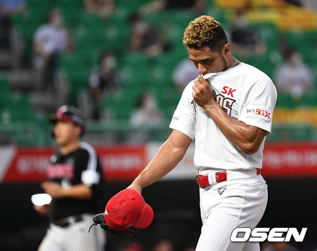 3회초 LG 공격 때 역전을 허용한 SK 선발 핀토가 이닝을 마치고 더그아웃으로 향하며 땀을 닦고 있다. / dreamer@osen.co.kr