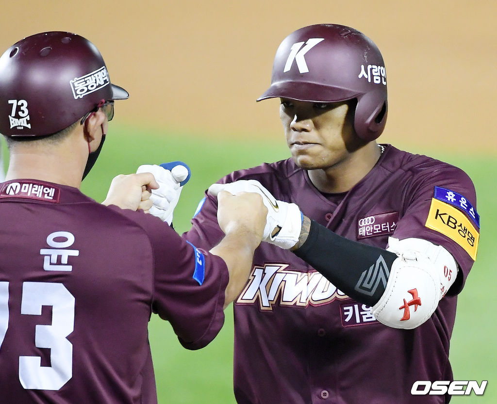 9회초 1사 주자 만루 러셀이 좌익수 앞 2타점 적시타를 날린 후 1루에서 오윤 코치와 하이파이브를 하고 있다./ rumi@osen.co.kr