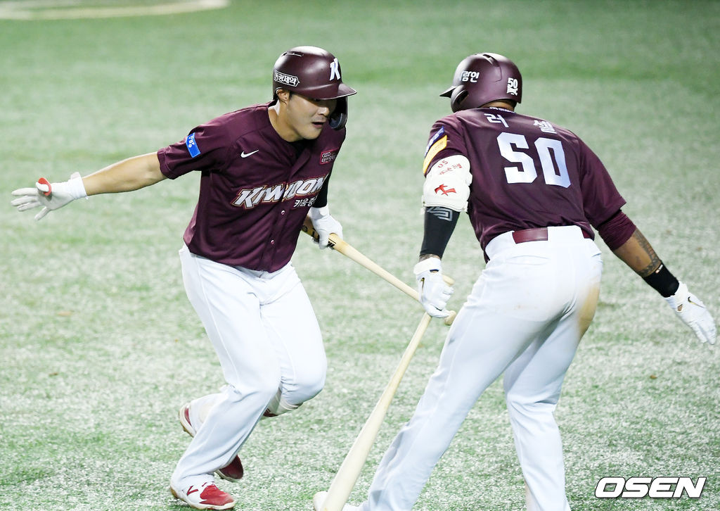 7회초 2사 키움 김하성이 역전 솔로홈런을 친 후 홈을 밟고 러셀과 세레모니를 하고 있다./ rumi@osen.co.kr