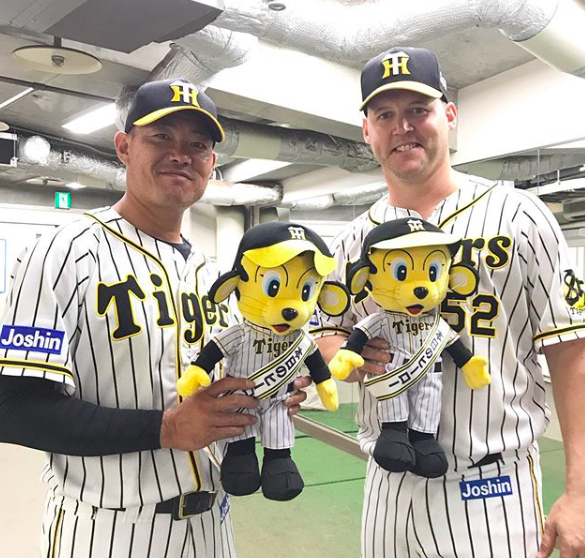 [사진] 후쿠도메 고스케와 수훈 선수로 선정된 제리 샌즈(오른쪽) /한신 타이거즈 SNS