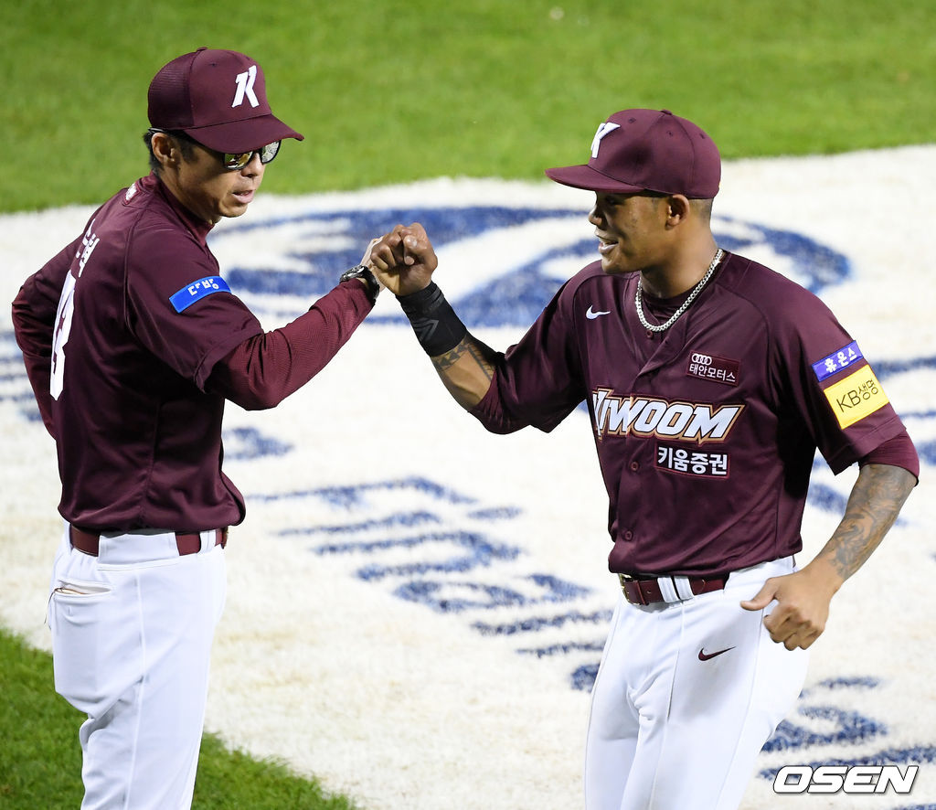 경기를 마치고 키움 러셀이 손혁 감독과 하이파이브를 하고 있다./ rumi@osen.co.kr