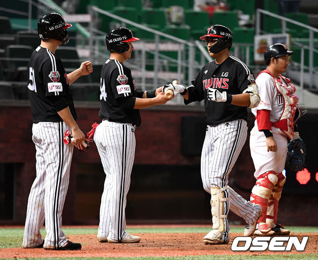 9회초 2사 만루 상황 LG 채은성이 달아나는 중월 만루포를 날리고 홈을 밟으며 홍창기-신민재-김호은과 인사를 나누고 있다. / dreamer@osen.co.kr