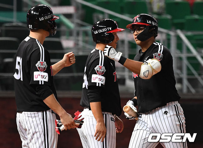 9회초 2사 만루 상황 LG 채은성이 달아나는 중월 만루포를 날리고 홈을 밟으며 홍창기-신민재-김호은과 인사를 나누고 있다. / dreamer@osen.co.kr