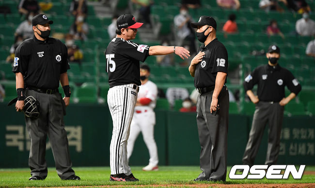 5회말 무사 선두타자로 나선 SK 최지훈 타석 때 심판진이 LG 선발 윌슨의 투구 동작에 관해 지적했다. 이에 어필하는 LG 류중일 감독. / dreamer@osen.co.kr