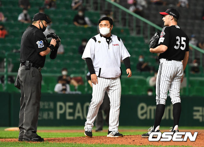 5회말 무사 선두타자로 나선 SK 최지훈 타석 때 구명환 주심이 LG 선발 윌슨의 투구 동작에 관해 지적하고 있다. / dreamer@osen.co.kr