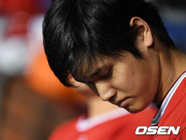 에인절스 오타니가 더그아웃에서 생각에 잠겨 있다. /jpnews@osen.co.kr