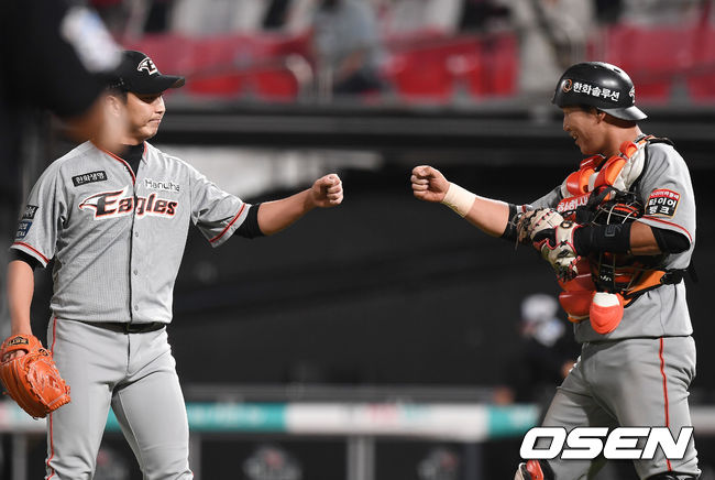 승리를 거둔 한화 정우람과 이해창이 기뻐하고 있다. /youngrae@osen.co.kr