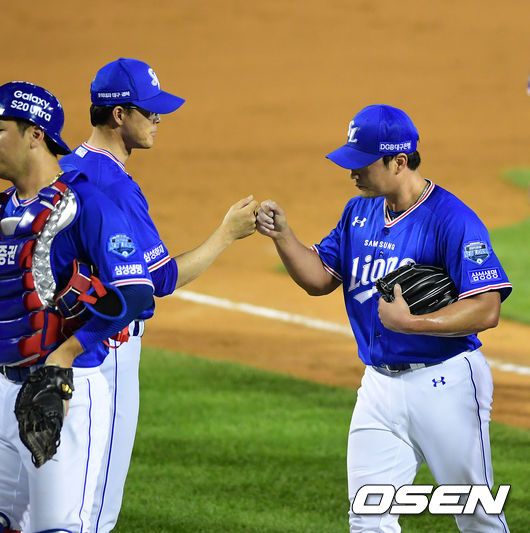 경기를 마치고 삼성 오승환(오른쪽)이 허삼영 감독과 기쁨을 나누고 있다. /jpnews@osen.co.kr