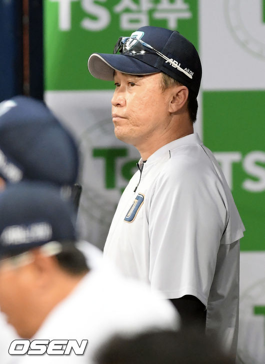 NC 이동욱 감독이 덕아웃에서 경기를 주시하고 있다./ rumi@osen.co.kr
