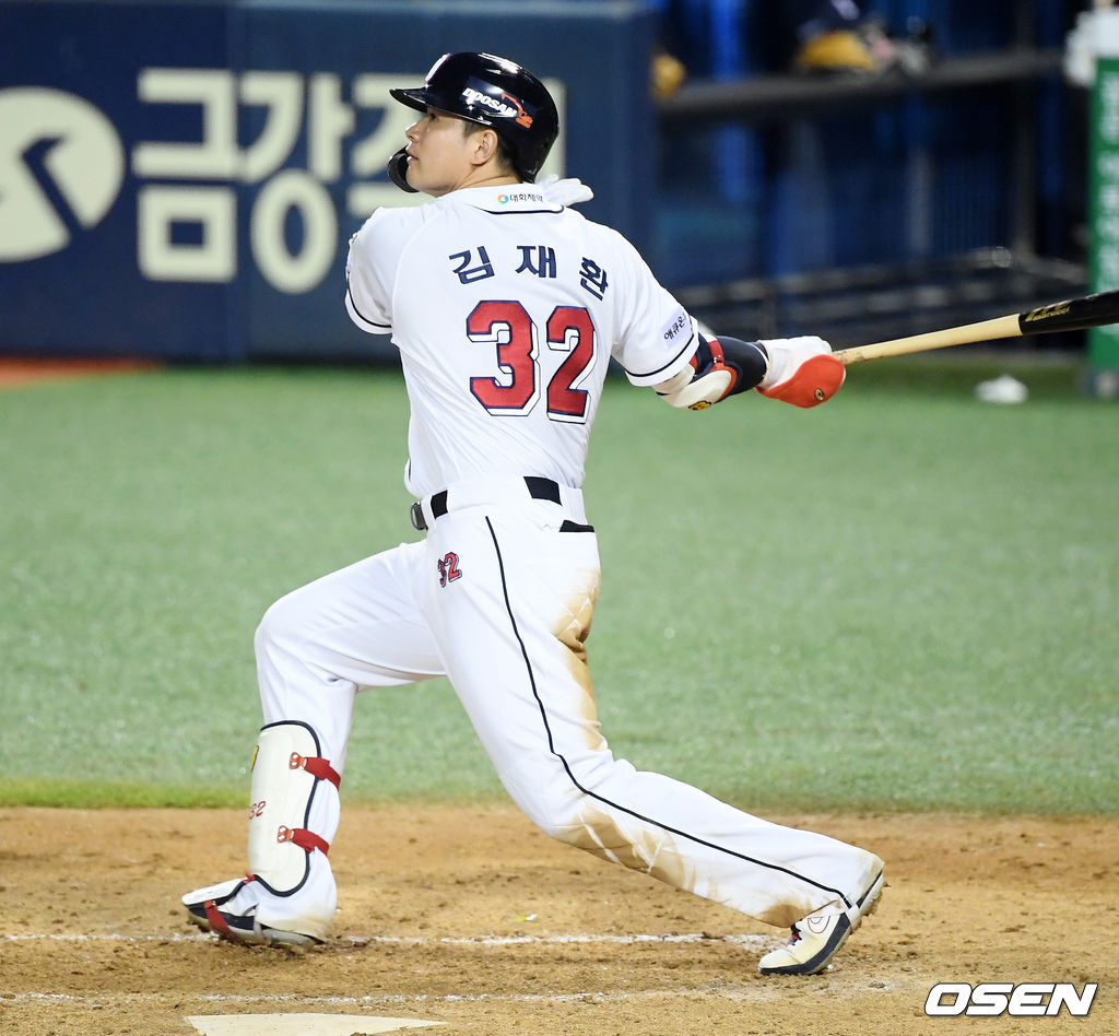 5회말 1사 1루 상황 두산 김재환이 좌월 투런 홈런을 날리고 있다./ rumi@osen.co.kr
