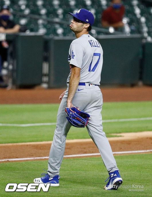 [사진] 코레아를 조롱하는 켈리 /ⓒGettyimages(무단전재 및 재배포 금지)