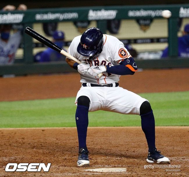 [사진] 켈리의 위협구를 피하는 코레아 /ⓒGettyimages(무단전재 및 재배포 금지)