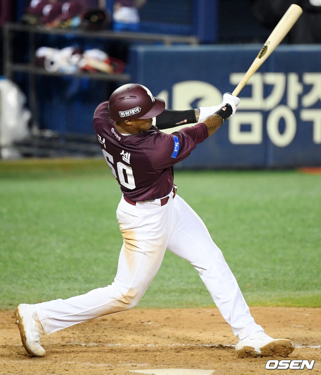 9회초 1사 주자 만루 러셀이 좌익수 앞 2타점 적시타를 날리고 있다../ rumi@osen.co.kr