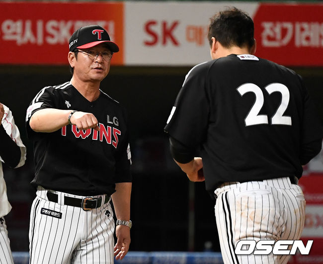 승리한 LG 류중일 감독이 김현수를 비롯한 선수들과 인사를 나누고 있다, / dreamer@osen.co.kr