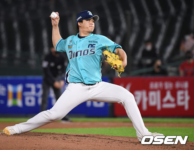 28일 오후 부산 사직야구장에서 '2020 신한은행 SOL KBO리그' 롯데 자이언츠와 NC 다이노스의 경기가 열렸다.4회말 NC 신민혁이 역투하고 있다. /youngrae@osen.co.kr