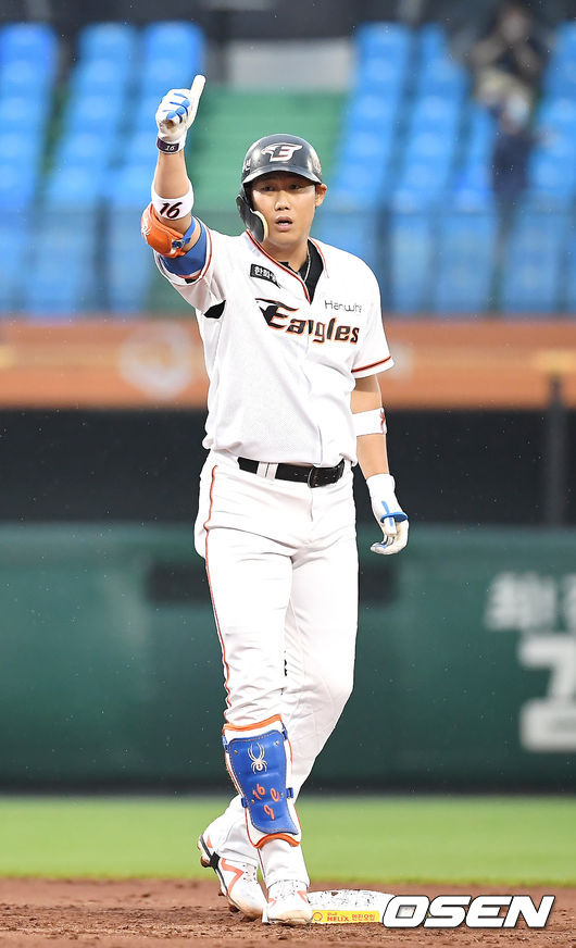 하주석이 3타점 적시 2루타를 때린 뒤 세레머니를 하고 있다. /youngrae@osen.co.kr