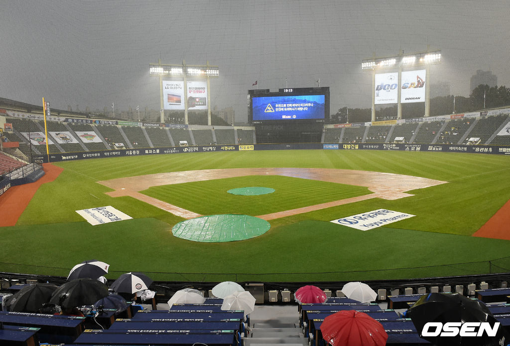 1회말에 갑작스러운 폭우로 경기가 중단되고 있다./ rumi@osen.co.kr