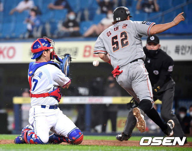 29일 오후 대구 삼성라이온즈파크에서 '2020 신한은행 SOL KBO리그' 삼성 라이온즈와 한화 이글스의 경기가 열렸다.4회초 1사 1,2루 한화 김태균이 최재훈의 좌전 안타때 득점을 올리고 있다. /youngrae@osen.co.kr