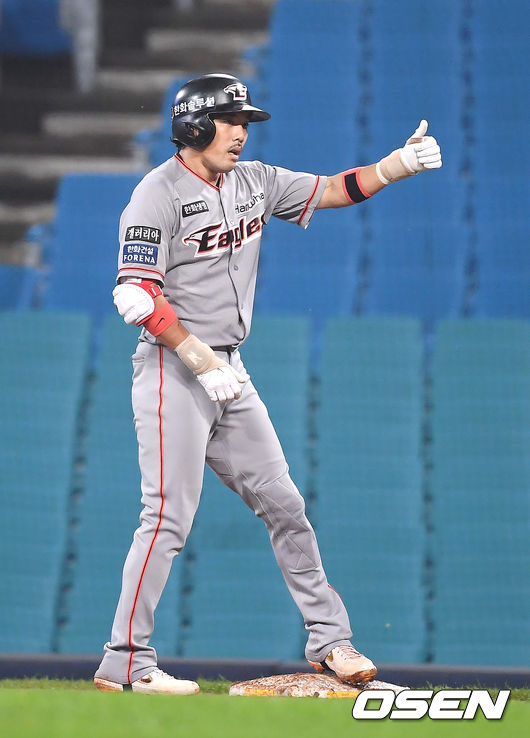 29일 오후 대구 삼성라이온즈파크에서 '2020 신한은행 SOL KBO리그' 삼성 라이온즈와 한화 이글스의 경기가 열렸다.4회초 2사 1,2루 한화 이용규가 적시타를 때린 뒤 세레머니를 하고 있다. /youngrae@osen.co.kr
