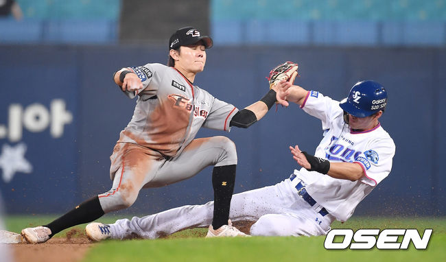 29일 오후 대구 삼성라이온즈파크에서 '2020 신한은행 SOL KBO리그' 삼성 라이온즈와 한화 이글스의 경기가 열렸다.4회말 2사 1루 삼성 구자욱이 2루 도루를 실패하고 있다. /youngrae@osen.co.kr