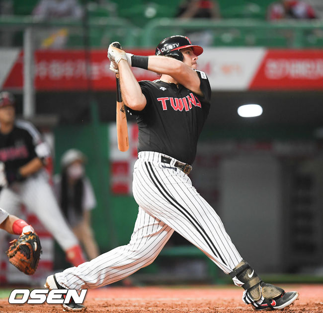 29일 오후 인천SK행복드림구장에서 KBO리그 SK 와이번스와 LG 트윈스의 경기가 진행됐다.4회초 LG 선두타자 라모스가 솔로홈런을 날리고 있다. / soul1014@osen.co.kr