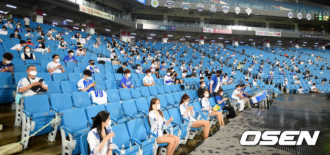 29일 오후 대구 삼성라이온즈파크에서 '2020 신한은행 SOL KBO리그' 삼성 라이온즈와 한화 이글스의 경기가 열렸다.야구팬들이 거리두기를 지키며 야구를 관전하고 있다. /youngrae@osen.co.kr