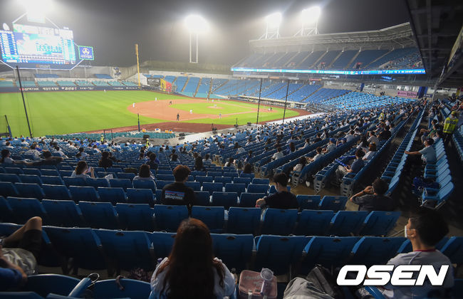 29일 오후 대구 삼성라이온즈파크에서 '2020 신한은행 SOL KBO리그' 삼성 라이온즈와 한화 이글스의 경기가 열렸다.야구팬들이 거리두기를 지키며 경기를 관전하고 있다. /youngrae@osen.co.kr