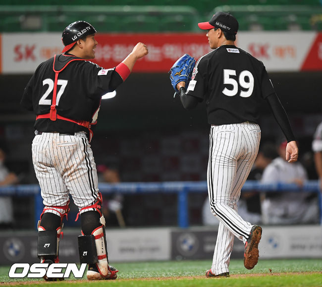 29일 오후 인천SK행복드림구장에서 KBO리그 SK 와이번스와 LG 트윈스의 경기가 진행됐다.6회말 실점 위기를 넘긴 LG 정우영 투수가 유강남 포수와 하이파이브를 하고 있다. / soul1014@osen.co.kr