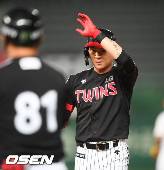 29일 오후 인천SK행복드림구장에서 KBO리그 SK 와이번스와 LG 트윈스의 경기가 진행됐다.4회초 2사 1,2루 LG 오지환이 1타점 적시타를 날린뒤 안녕 세리머니를 하고 있다.. / soul1014@osen.co.kr