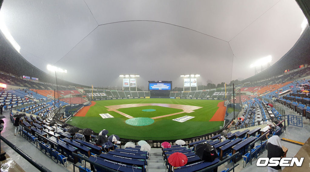 29일 오후 서울 잠실구장에서 '2020 신한은행 SOL KBO리그' 두산 베어스와 키움 히어로즈의 경기가 열렸다. 1회말에 갑작스러운 폭우로 경기가 중단되고 있다./ rumi@osen.co.kr