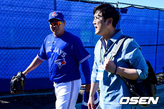 류현진이 김선우 해설위원과 이야기를 나누며 훈련장으로 이동하고 있다./ soul1014@osen.co.kr