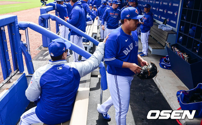 토론토 몬토요 감독이 류현진을 다독이고 있다. /soul1014@osen.co.kr