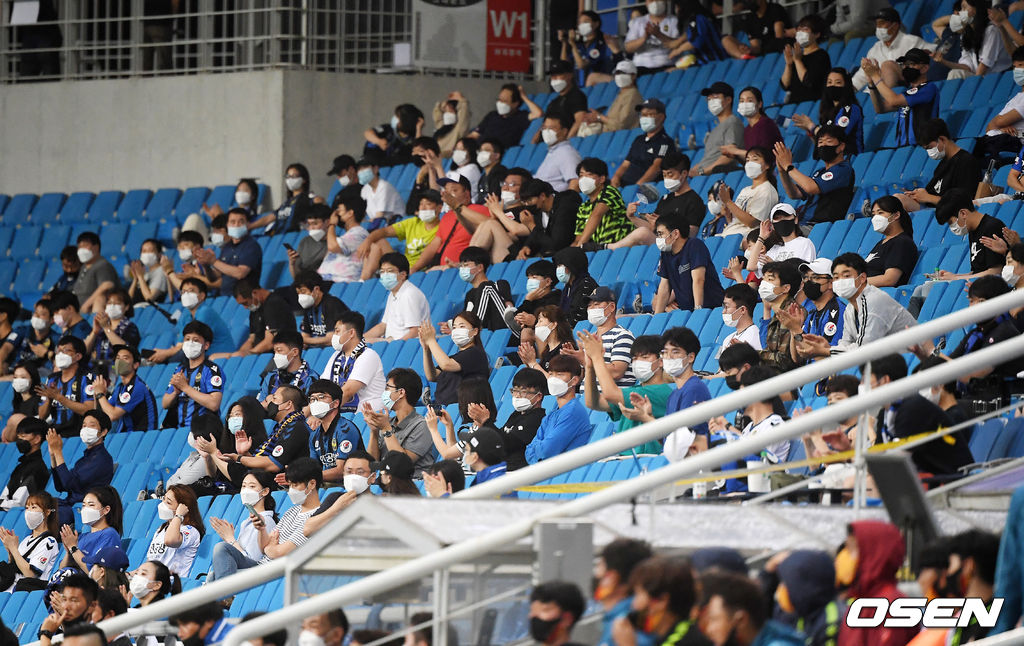 관중석에서 축구팬들이 박수를 보내고 있다./ rumi@osen.co.kr