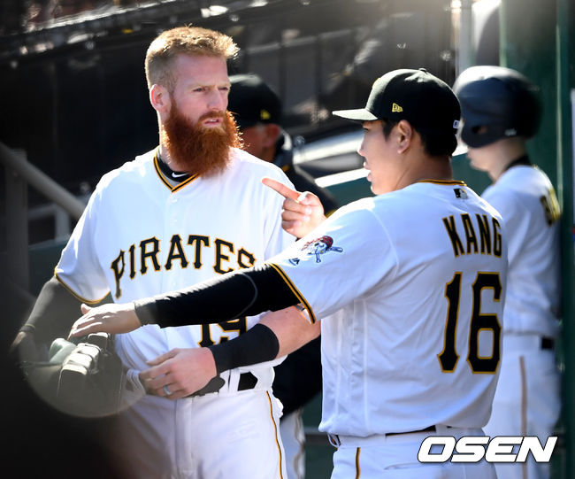 피츠버그 강정호와 동료 콜린 모란(왼쪽)이 더그아웃에서 대화를 나누고 있다. /dreamer@osen.co.kr