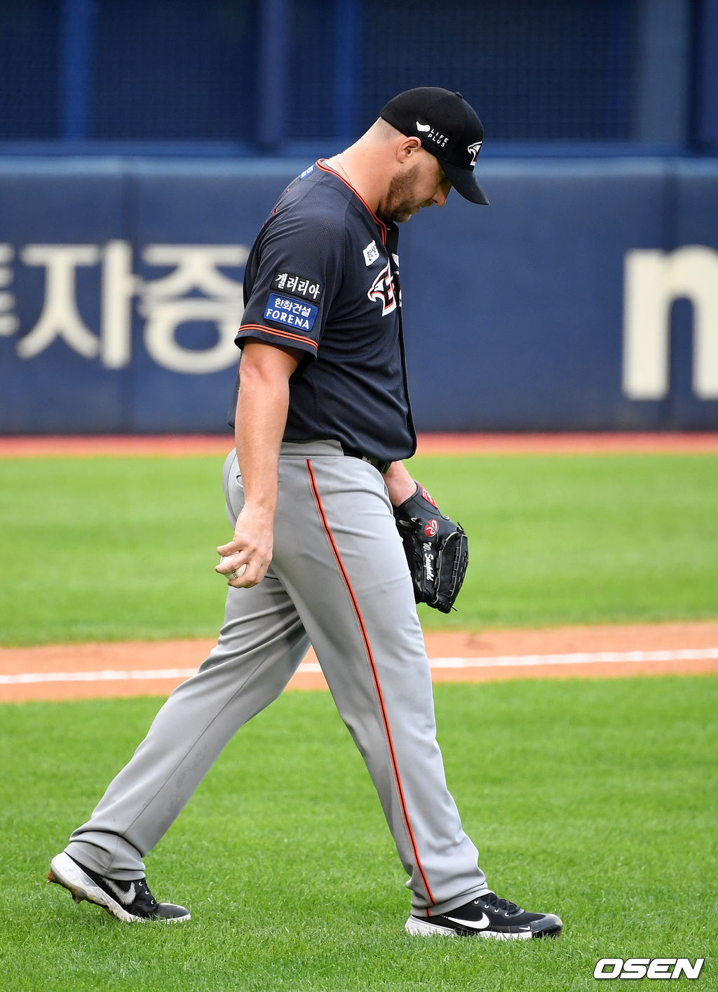 1일 오후 서울 잠실야구장에서 ‘2020 신한은행 SOL KBO리그’ LG 트윈스와 한화 이글스의 경기가 열렸다.1회말 한화 서폴드가 6실점에 아쉬워하고 있다. /jpnews@osen.co.kr