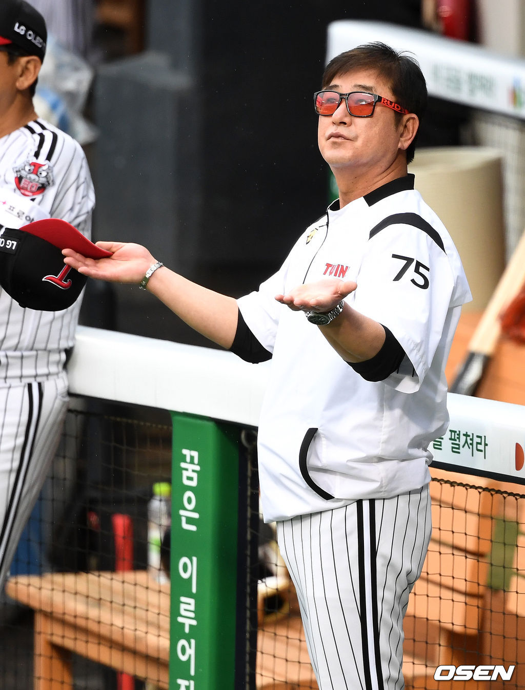 경기 시작을 앞두고 LG 류중일 감독이 날씨를 살피고 있다. / dreamer@osen.co.kr