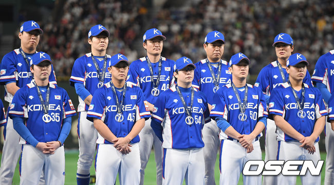 준우승을 거둔 대표팀이 포토타임을 갖고 있다. /youngrae@osen.co.kr