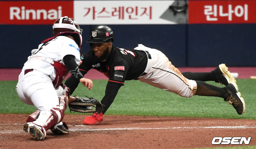 8회초 무사 2루 상황 KT 강백호의 우전 안타 때 홈으로 내달린 로하스가 슬라이딩 해 세이프되고 있다. / dreamer@osen.co.kr