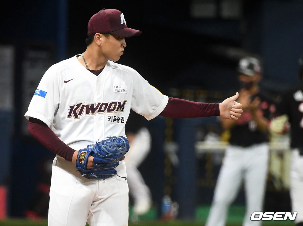 4회초 무사 1루 상황 KT 배정대를 병살타로 이끈 키움 선발 이승호가 야수들을 향해 인사하고 있다. / dreamer@osen.co.kr