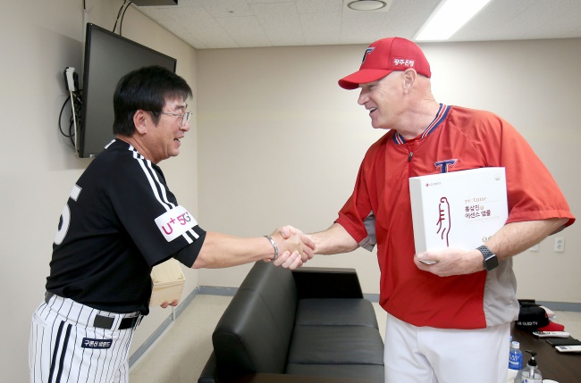 류중일 LG트윈스 감독과 맷 윌리엄스 KIA타이거즈 감독이 선물을 주고 받고 즐겁게 포즈를 취했다. /KIA타이거즈 제공