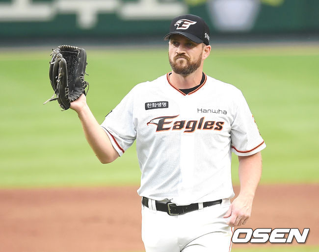 27일 오후 대전 한화생명이글스파크에서 '2020 신한은행 SOL KBO리그' 한화 이글스와 SK 와이번스의 경기가 열렸다.KBO는 지난 26일부터 야구장 수용 가능 인원의 10% 이내부터 관중 입장을 시작했다.1회초 2사 한화 채드벨이 SK 최정에게 솔로 홈런을 허용한 뒤 아쉬워하고 있다. /youngrae@osen.co.kr