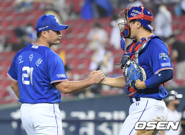 삼성 라이온즈가 3연패에서 탈출했다.삼성은 4일 서울 잠실구장에서 열린 ‘2020 신한은행 SOL KBO리그’ 두산 베어스와의 팀 간 7차전에서 6-3으로 승리했다. 삼성은 3연패에서 벗어나며 시즌 전적 36승 38패가 됐다. 두산은 시즌 전적 42승 31패.경기 종료 후 삼성 오승환, 강민호가 승리를 기뻐하고 있다. /cej@osen.co.kr