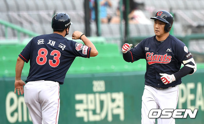 1회초 무사 선두타자로 나선 롯데 정훈이 선제 좌중간 솔로포를 날리고 그라운드를 돌며 윤재국 코치와 인사를 나누고 있다. / dreamer@osen.co.kr