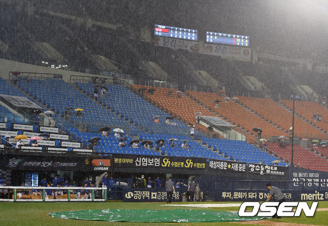 5일 서울 잠실야구장에서 ‘2020 신한은행 SOL KBO리그’ 두산 베어스와 삼성 라이온즈의 경기가 열렸다.9회초 계속되는 강수로 경기가 중단되고 관계자들이 방수포를 덮고 있다./ksl0919@osen.co.kr.