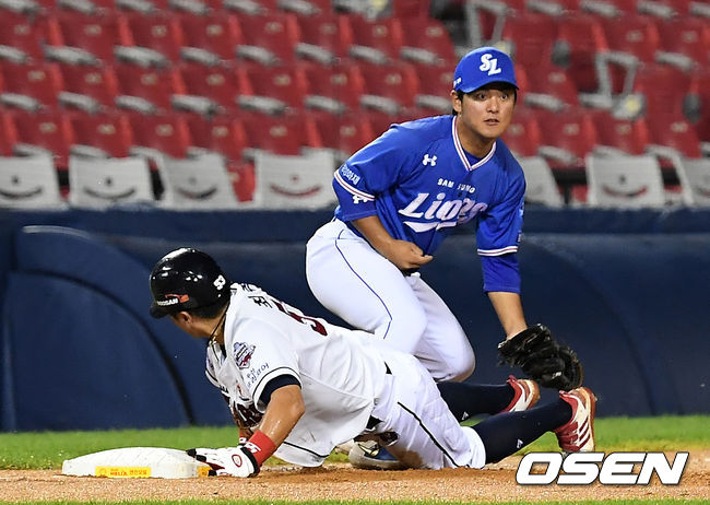 5일 서울 잠실야구장에서 ‘2020 신한은행 SOL KBO리그’ 두산 베어스와 삼성 라이온즈의 경기가 열렸다.2회말 1사 1루 두산 정수빈의 1루수 앞 땅볼 때 삼성 1루수 이원석의 실책을 틈타 주자 최주환이 3루까지 내달려 세이프 되고 있다./ksl0919@osen.co.kr.
